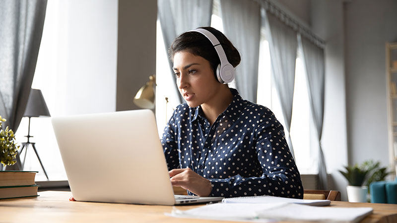 Mujer emprendedora trabajando desde su casa