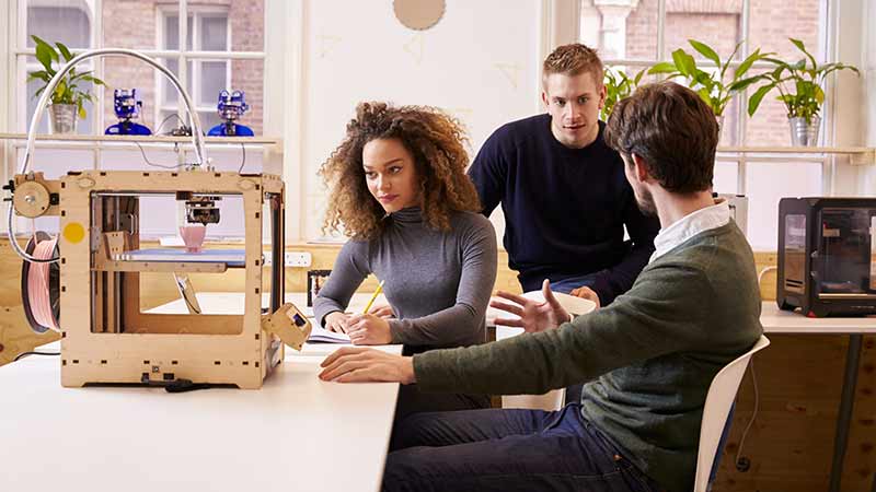 trabajo en equipo viendo prototipo