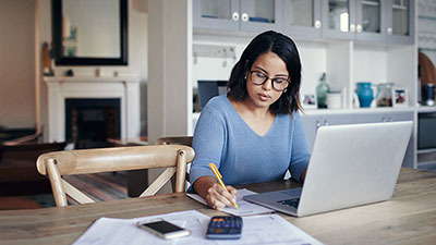 Mujer haciendo tareas contables