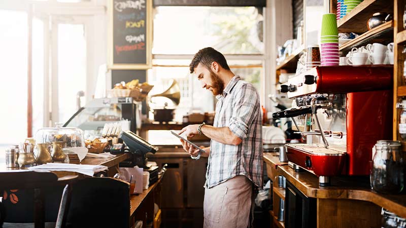 Hombre atendiendo una cafetería