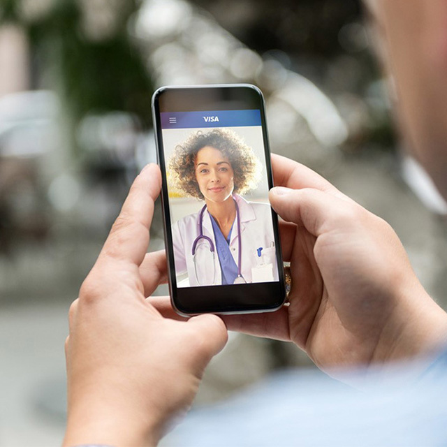 visa-medico-online-640x640 Hombre realizando una consulta a Visa Médico Online desde su celular
