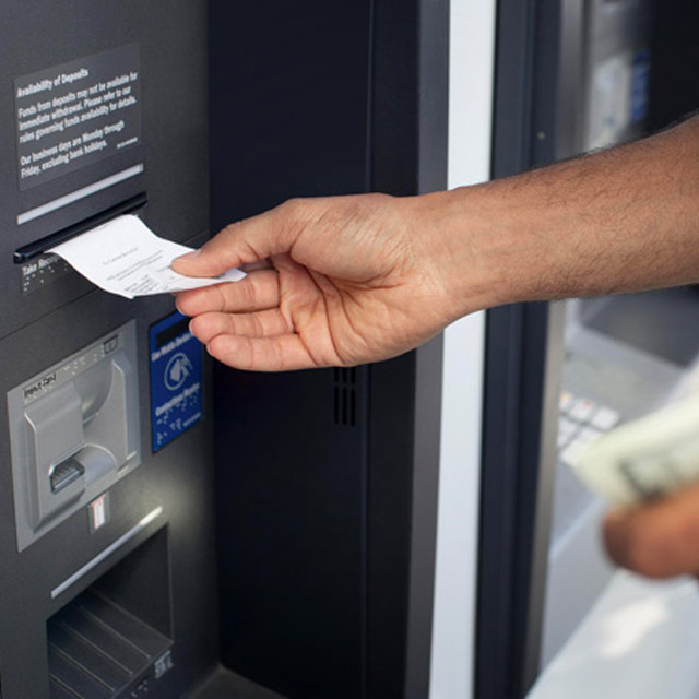 Hombre realizando una extracción de dinero de un cajero automático