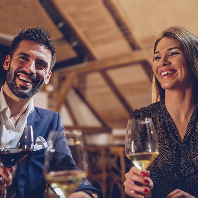 pareja brindando con copas de vino